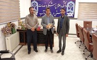 تجلیل رئیس دانشکده علوم پزشکی میاندوآب از مسئول روابط عمومی دانشکده به مناسبت روز ارتباطات و روابط عمومی